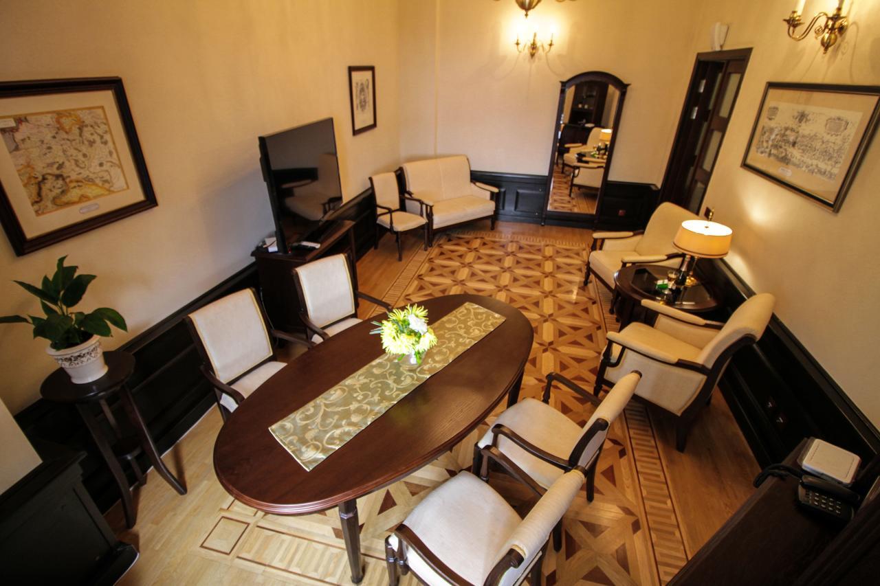 Palace Hotel Njasvizj Buitenkant foto