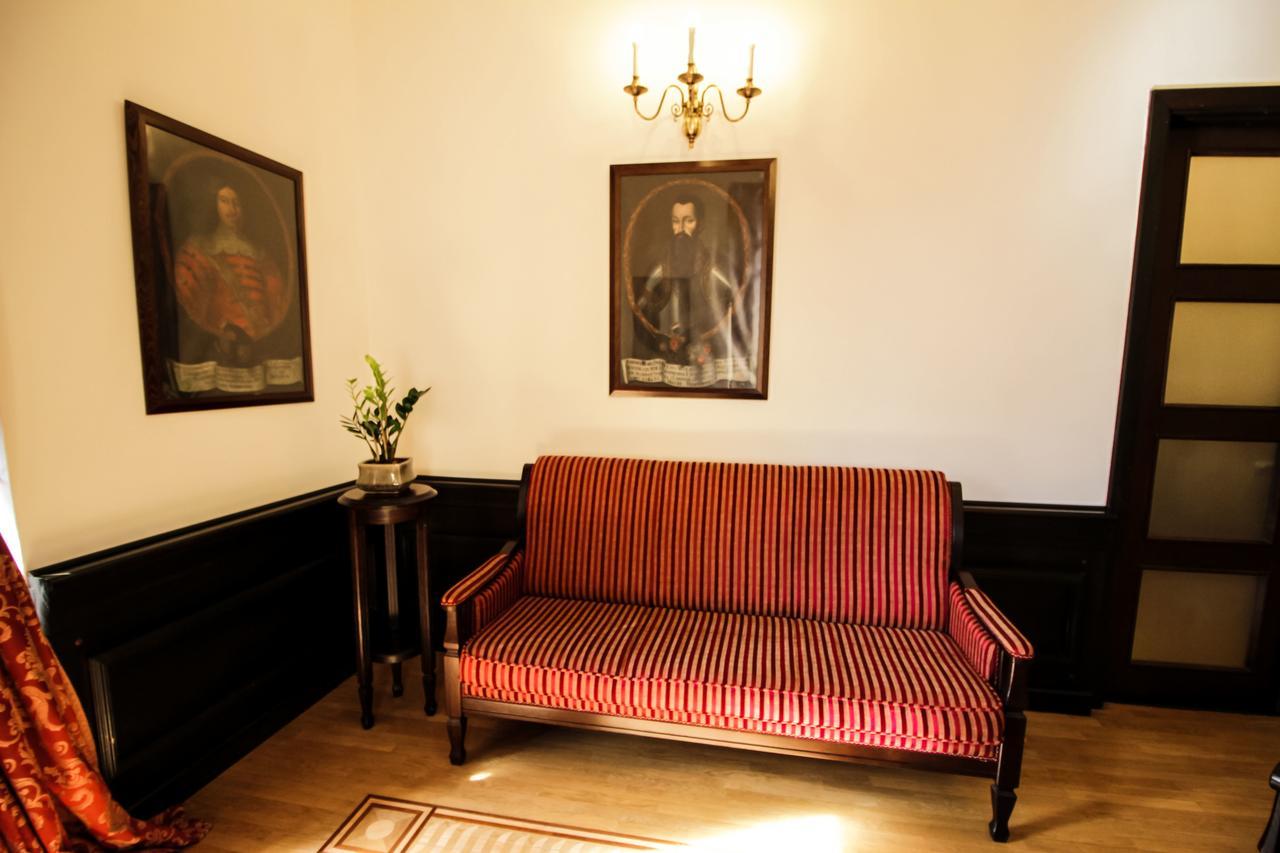 Palace Hotel Njasvizj Buitenkant foto