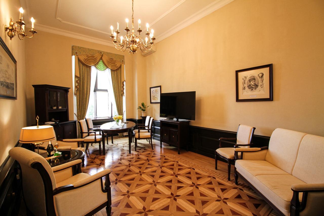 Palace Hotel Njasvizj Buitenkant foto