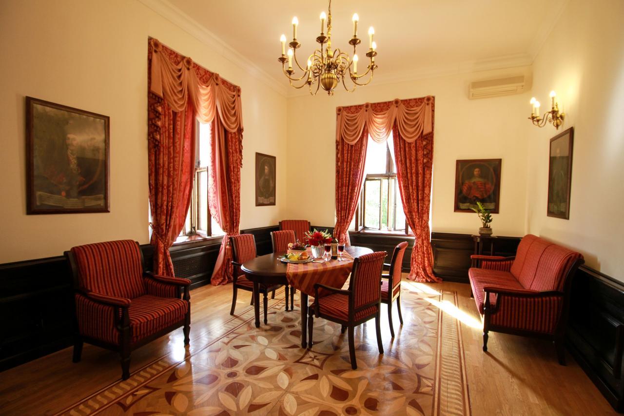 Palace Hotel Njasvizj Buitenkant foto